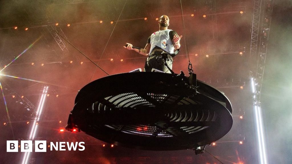 Disappointment as Drake’s final Wireless set ends after 40 minutes