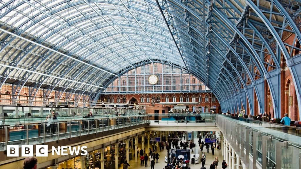 Man injured in Tommy Robinson station probe leaves hospital