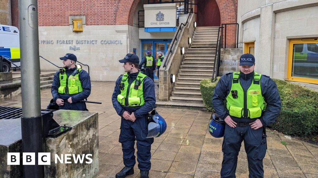 Council urges the government to close Epping asylum hotel