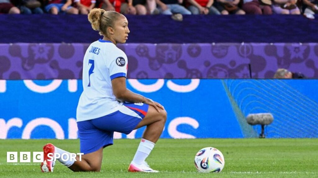 England: Anti-racism group questions Lionesses’ decision not to take knee England: Anti-racism group questions Lionesses’ decision not to take knee