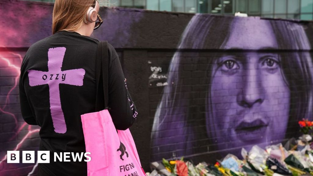 Flowers, beer bottles and an orchestra