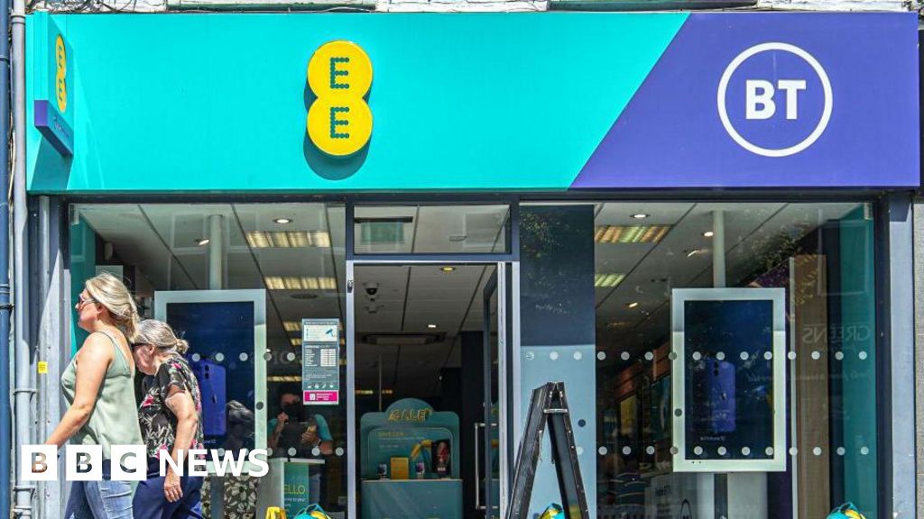 Thousands unable to make calls as EE network down
