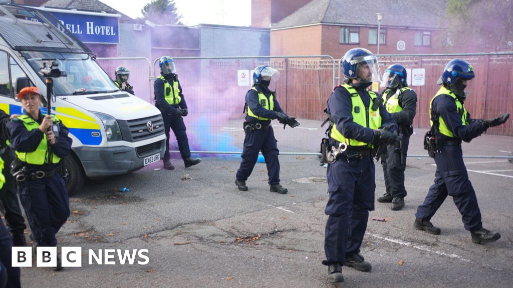 Essex Police denies taking pro-migrant protesters to asylum hotel