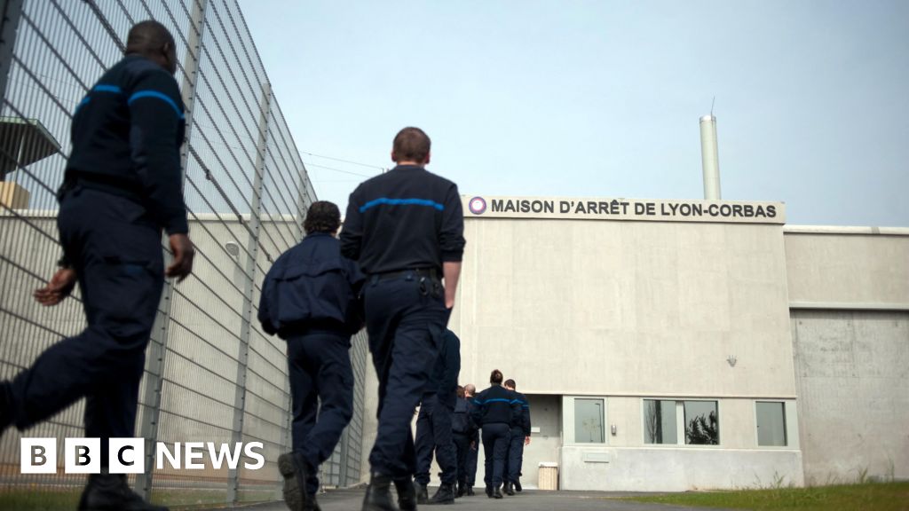 French prisoner escapes in fellow inmate’s bag, officials say
