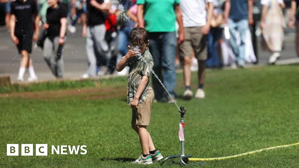 Hot weather continues as UK swelters past heatwave peak Hot weather continues as UK swelters past heatwave peak