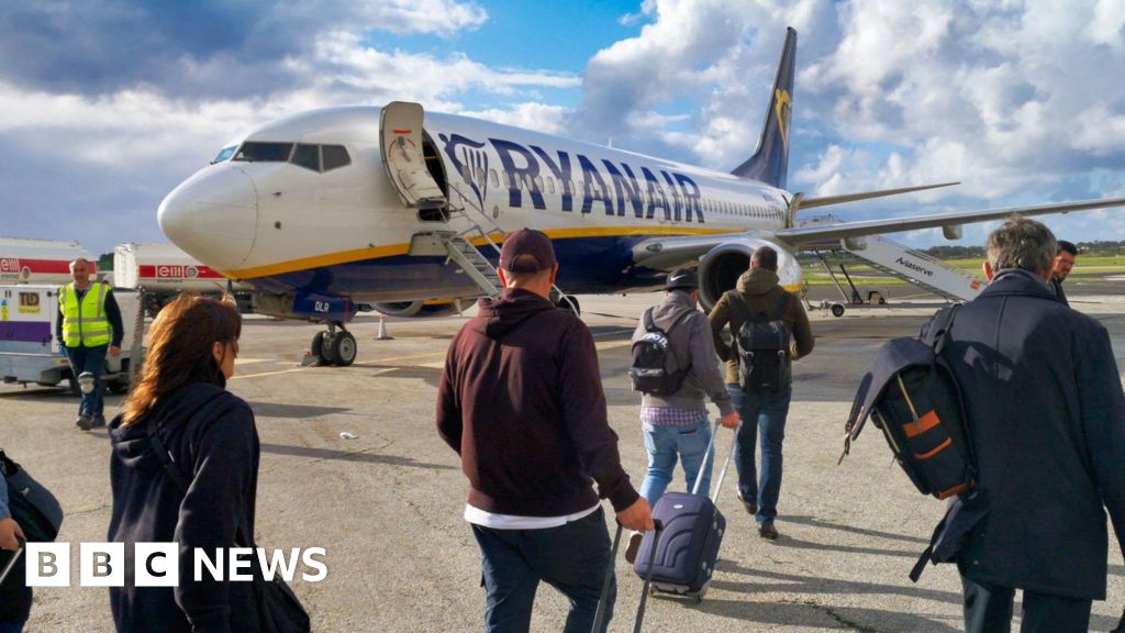 Ryanair boss considers raising staff bonus for spotting oversized bags Ryanair boss considers raising staff bonus for spotting oversized bags