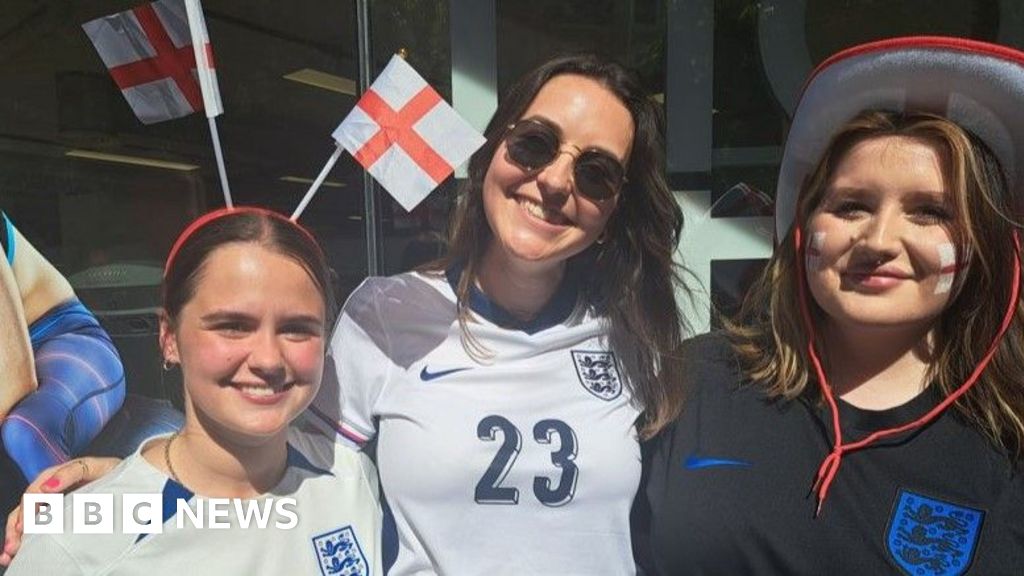 England fans show passion ahead of Euro 2025 semi-final England fans show passion ahead of Euro 2025 semi-final