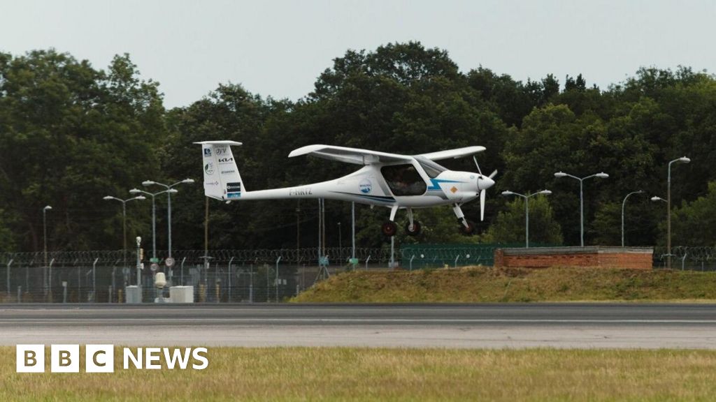 First electric flight lands at Gatwick Airport