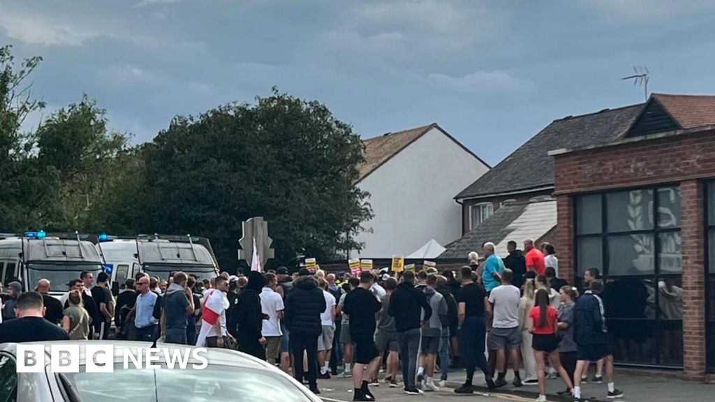 Hundreds take part in protests near asylum hotel in Epping Hundreds take part in protests near asylum hotel in Epping