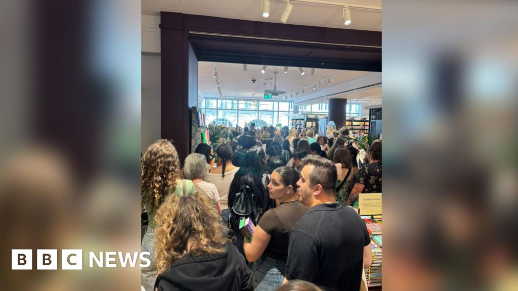 Waterstones sorry after readers criticise event ‘overcrowding’