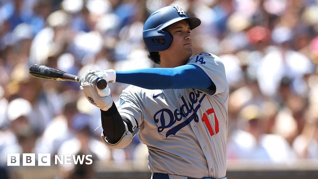 Shohei Ohtani high-fives heckler after hitting home run