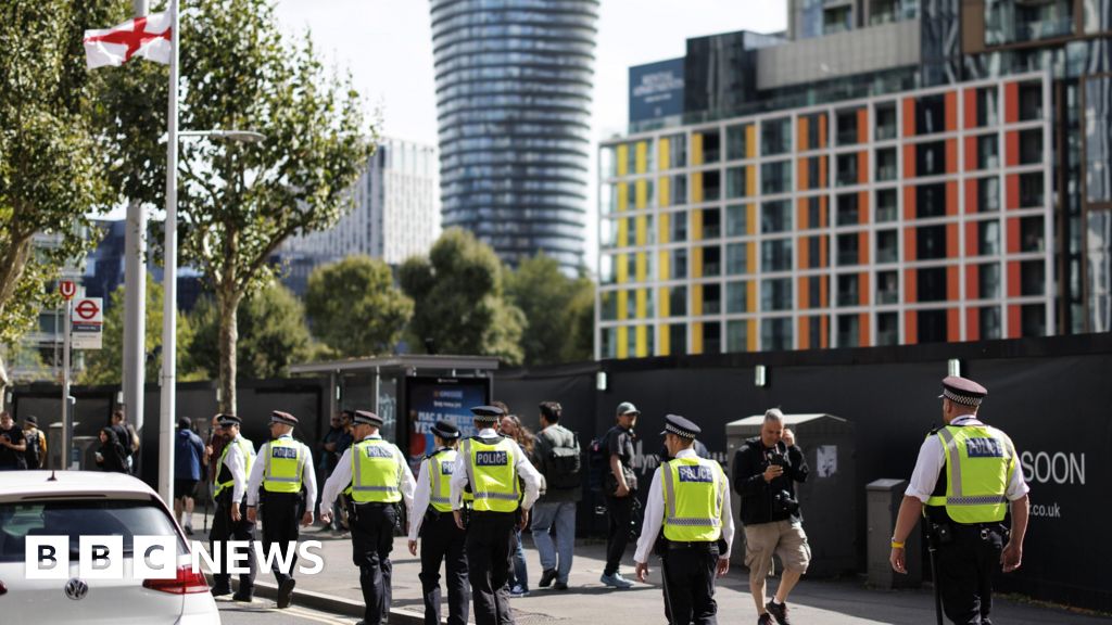 Four arrested at Canary Wharf anti-asylum protest