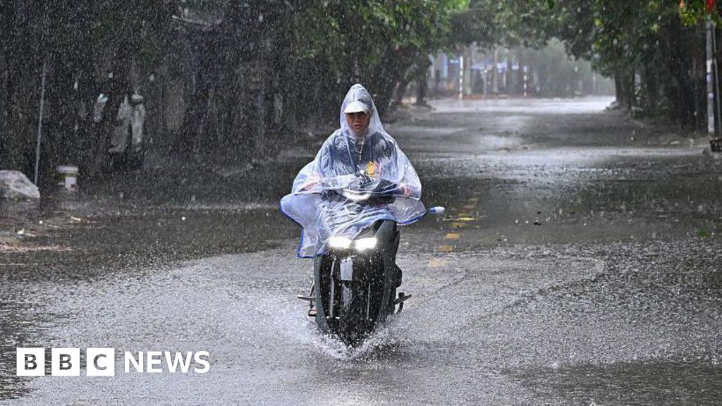 Typhoon Kajiki batters Vietnam’s coastal provinces