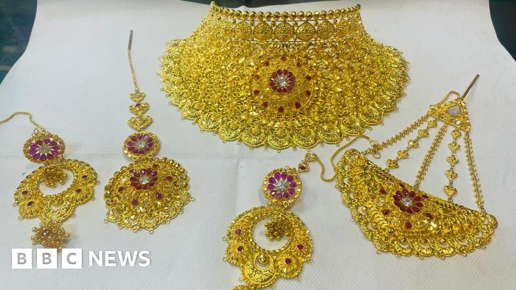 Burglars steal £500k of gold jewellery from Bromley home