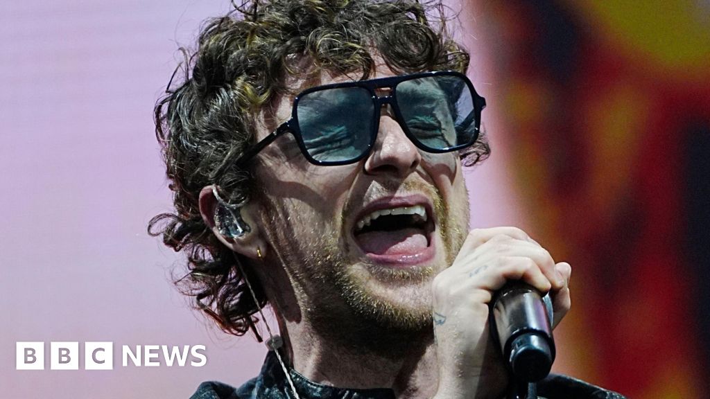 Tom Grennan says therapy helps with his body dysmorphia