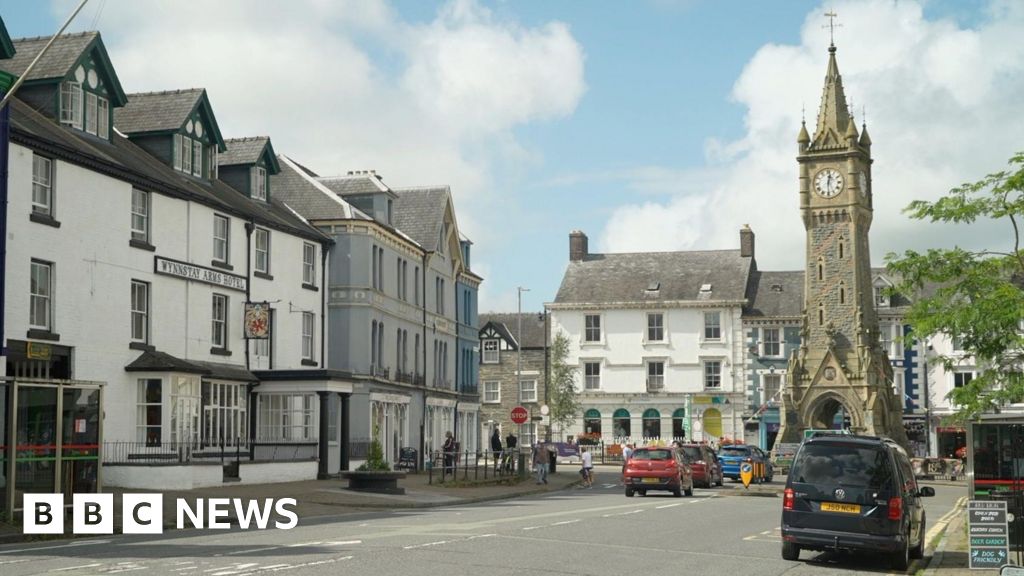 Hotel’s request to silence Machynlleth clock at night rejected