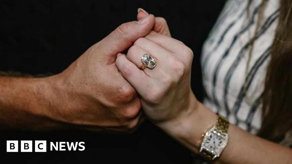 Taylor Swift’s giant engagement ring, and the celebrity trend for big rocks