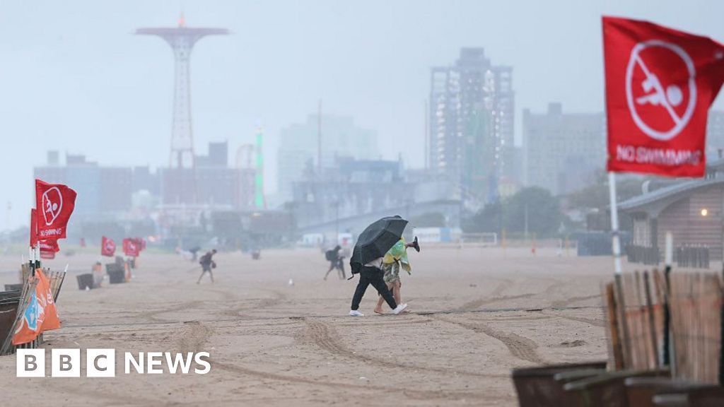 Hurricane Erin’s high waves thrash coast of North Carolina