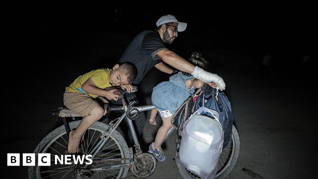 Gaza City Palestinians scramble to flee Israeli assault