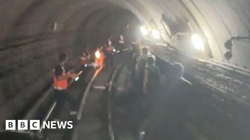 TfL sorry after passengers stuck on broken down Tube for hours