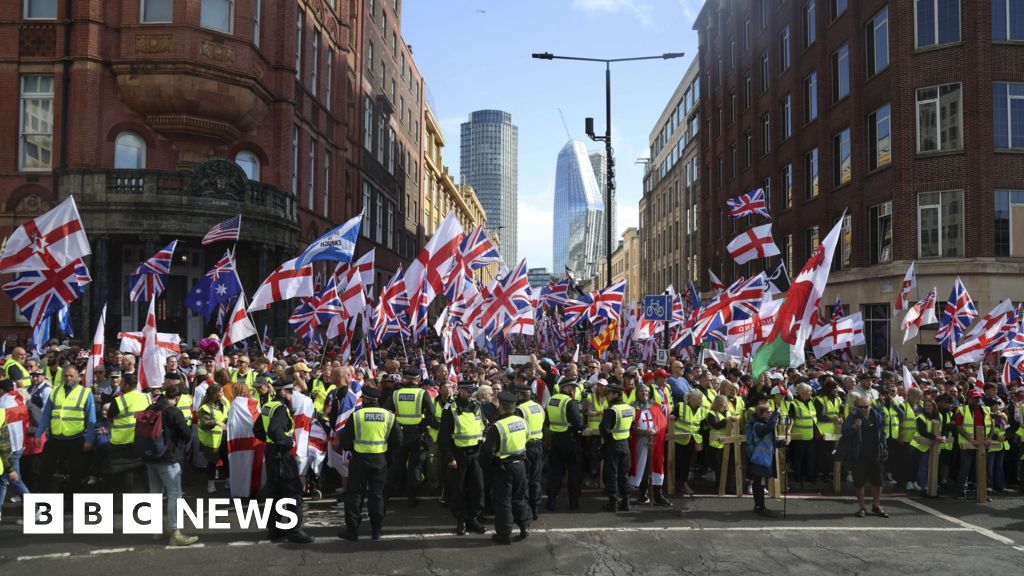 Thousands gather for Tommy Robinson rally