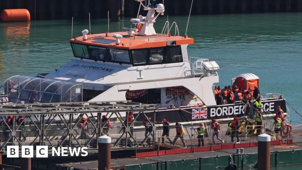 Migrant dies in English Channel ‘catastrophic deflation’