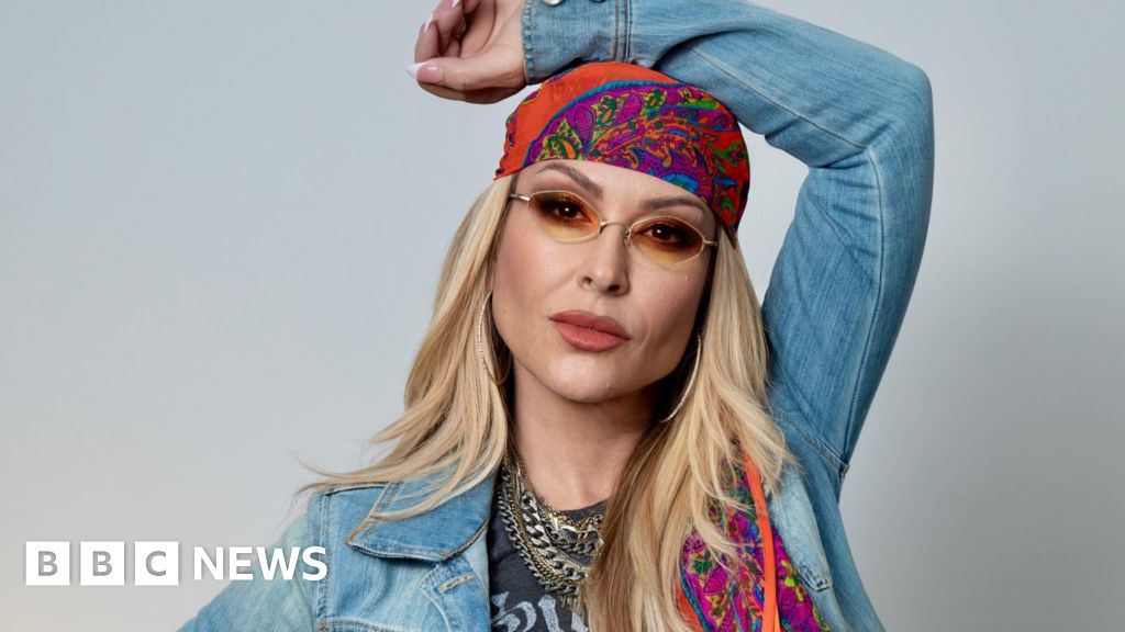 Arnold Schwarzenegger made me sing the same song 12 times Arnold Schwarzenegger made me sing the same song 12 times