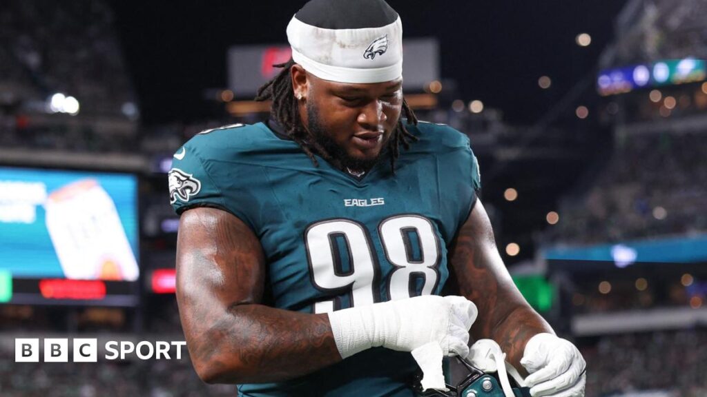 Dallas Cowboys 20-24 Philadelphia Eagles: Carter ejected for spitting