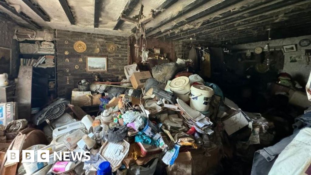 Gwynedd house full of rubbish goes to auction at £38k Gwynedd house full of rubbish goes to auction at £38k