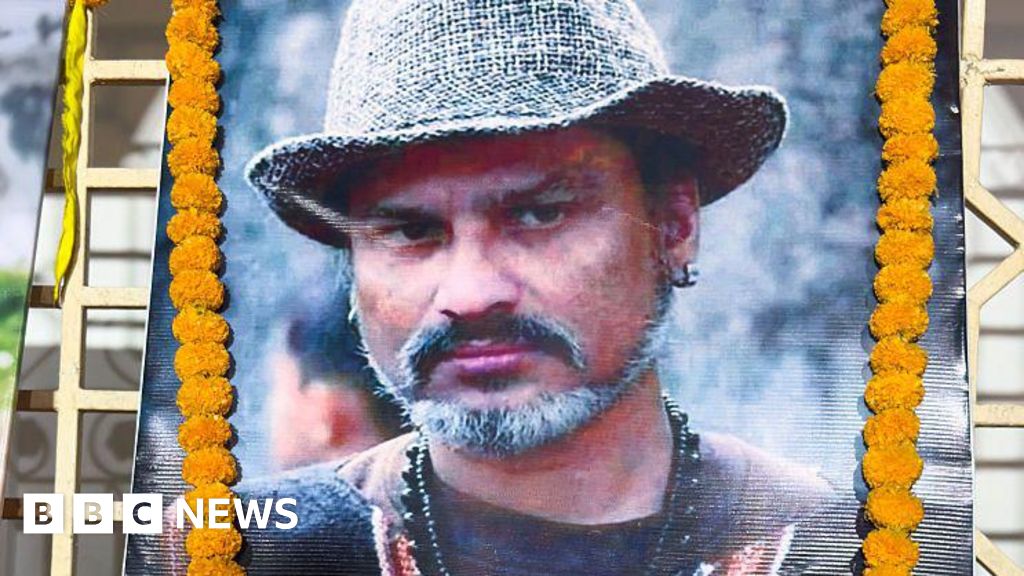 Fans gather in large numbers to mourn iconic Indian singer Fans gather in large numbers to mourn iconic Indian singer