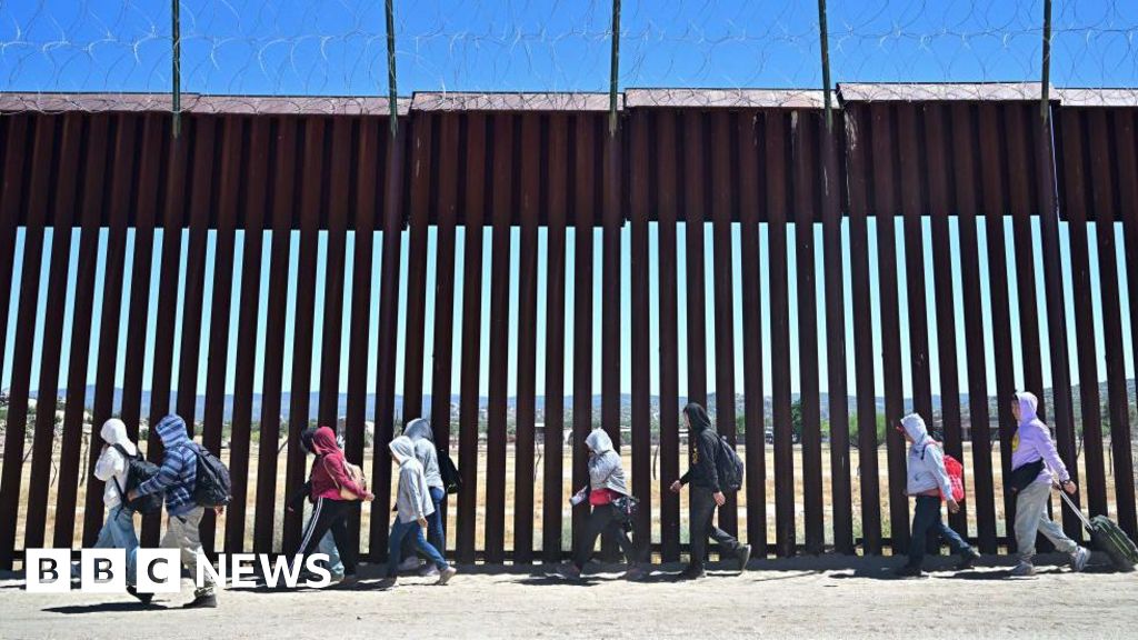 US deporting 120 Iranians after deal struck with Tehran, Iran says