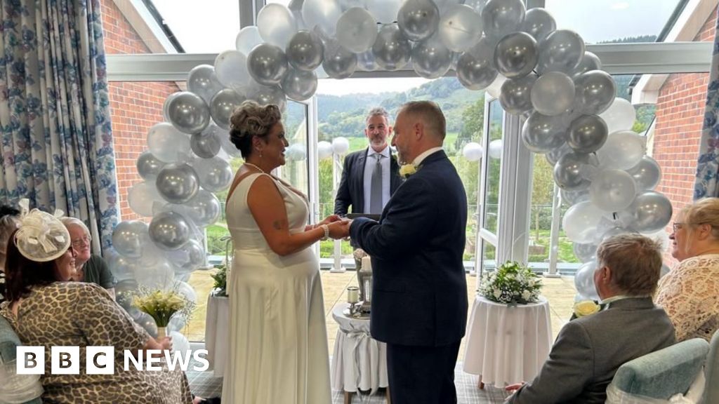 Couple celebrate wedding at care home to be with dementia-struck mum