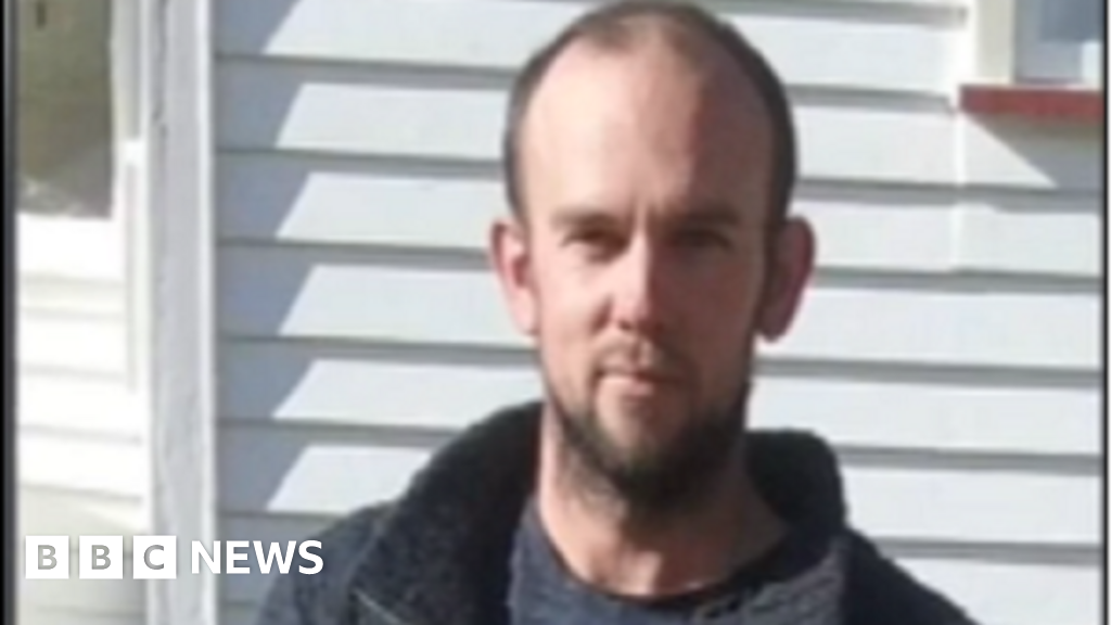 New Zealand fugitive dad killed by police New Zealand fugitive dad killed by police