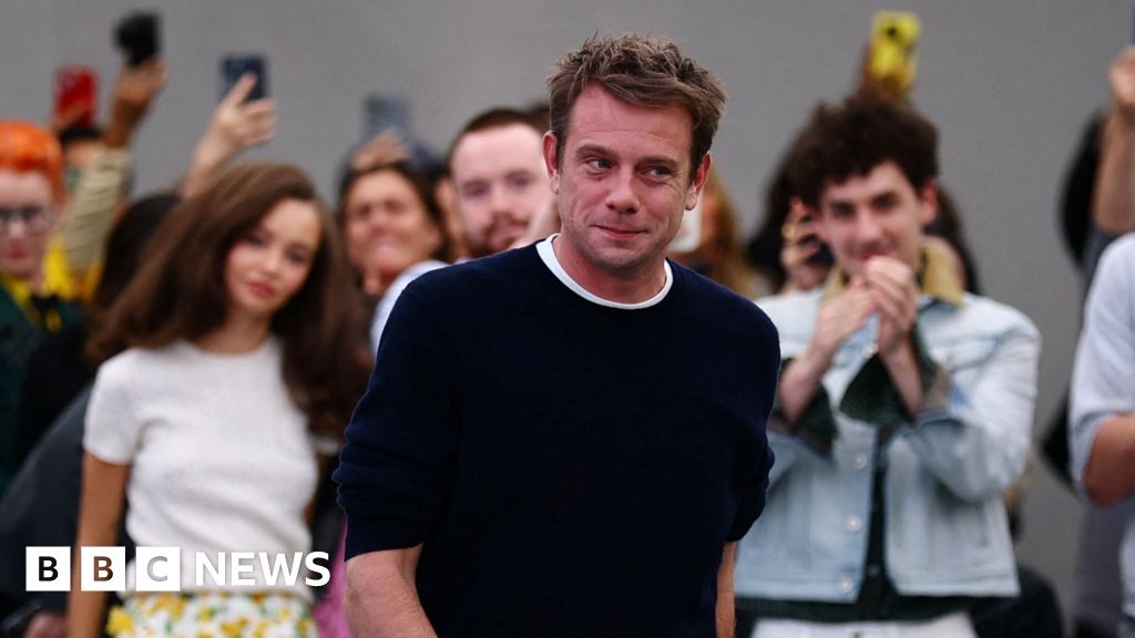 Jonathan Anderson unveils debut womenswear collection Jonathan Anderson unveils debut womenswear collection