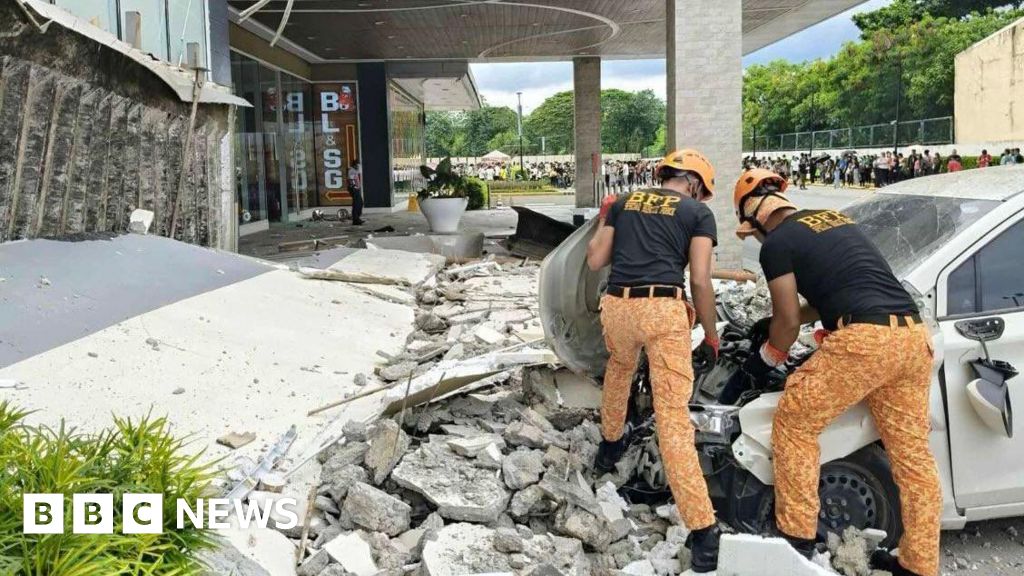 Strong 7.4 magnitude earthquake hits southern Philippines Strong 7.4 magnitude earthquake hits southern Philippines