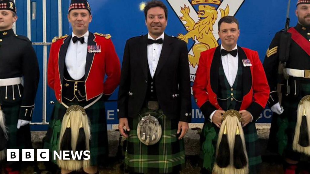 Jimmy Fallon borrows kilt from hotel manager for King’s Guard dinner Jimmy Fallon borrows kilt from hotel manager for King’s Guard dinner