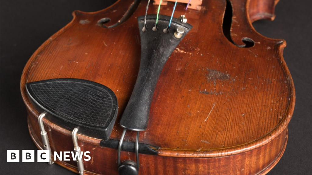Einstein’s violin sells for £860,000 at auction Einstein’s violin sells for £860,000 at auction