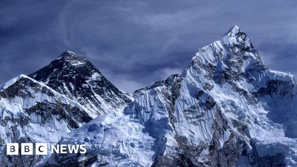 Snowstorm traps 1000 people on slopes of Mount Everest Snowstorm traps 1000 people on slopes of Mount Everest