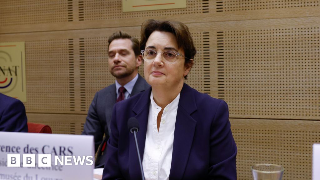 Louvre failed to spot jewel thieves early enough, says museum boss