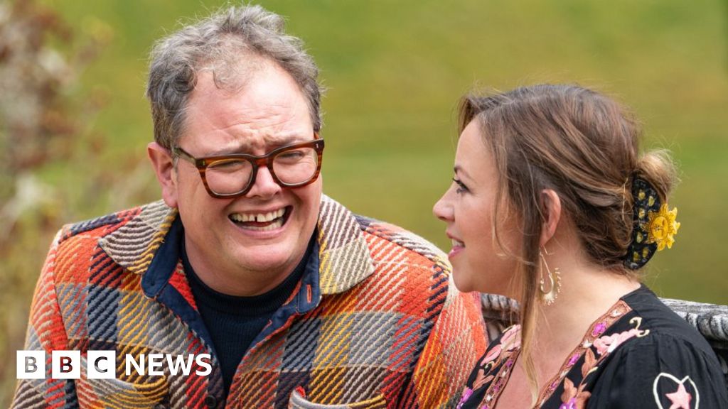 Who knows who on Celebrity Traitors? Jonathan Ross and Alan Carr know the most