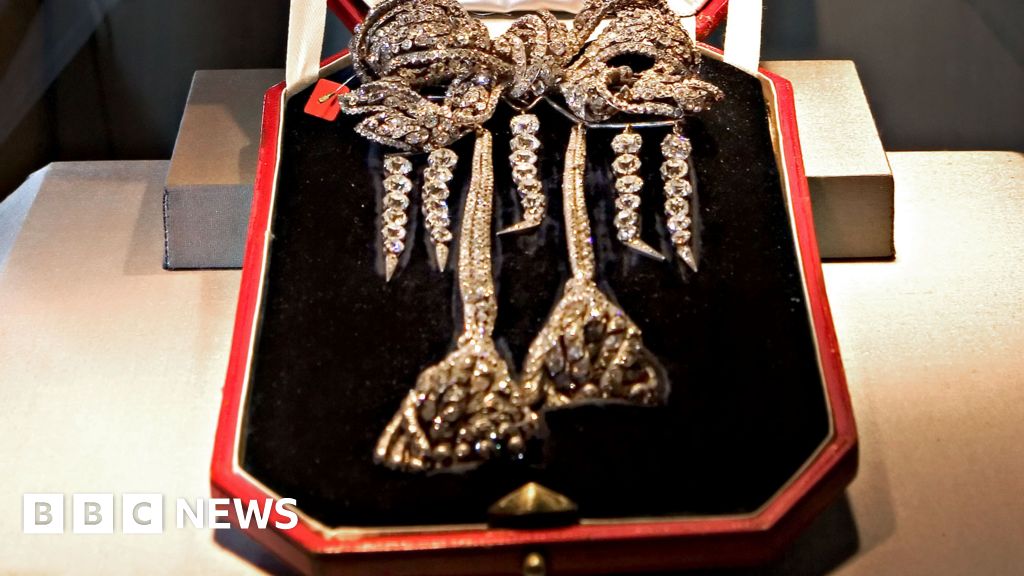 Stolen treasures, a crown in the gutter Stolen treasures, a crown in the gutter