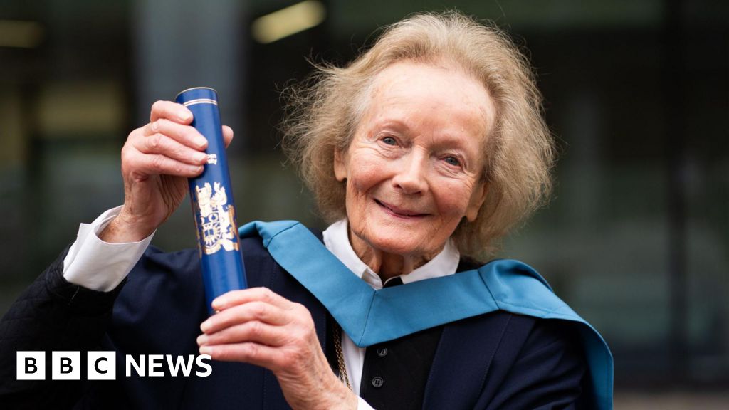 90-year-old woman graduates from university