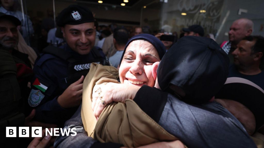 Palestinians in West Bank and Gaza celebrate prisoners’ release