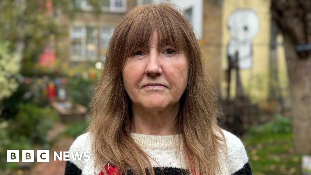 West End gardeners unearth stolen phones buried by snatchers West End gardeners unearth stolen phones buried by snatchers