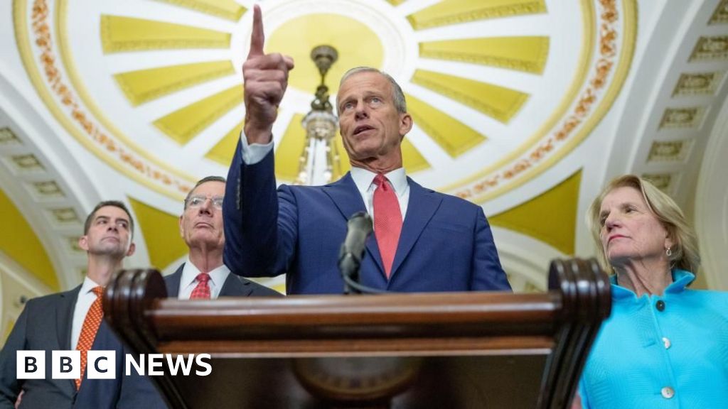 US Senate passes deal aimed at ending government shutdown US Senate passes deal aimed at ending government shutdown