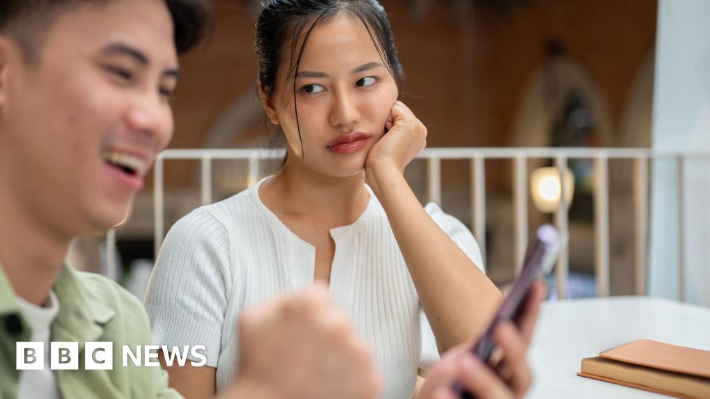 This phone habit might be ruining your relationship. Here’s how to stop it