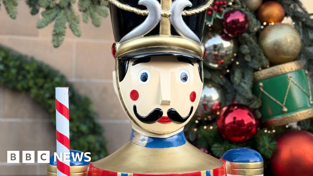 Thief caught on camera stealing giant Edinburgh Christmas decoration