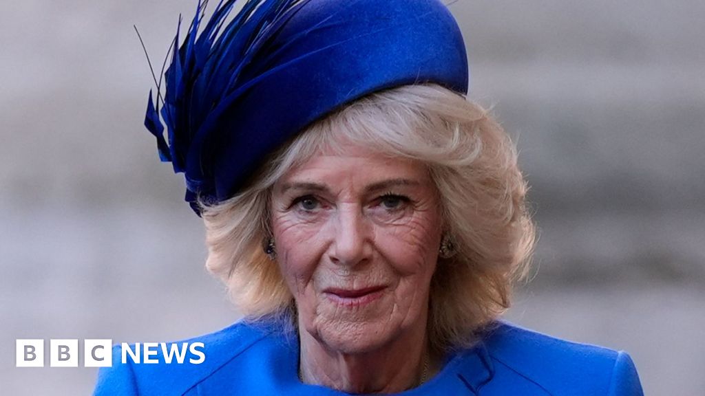 Queen praises Hunt family for their bravery after triple murders