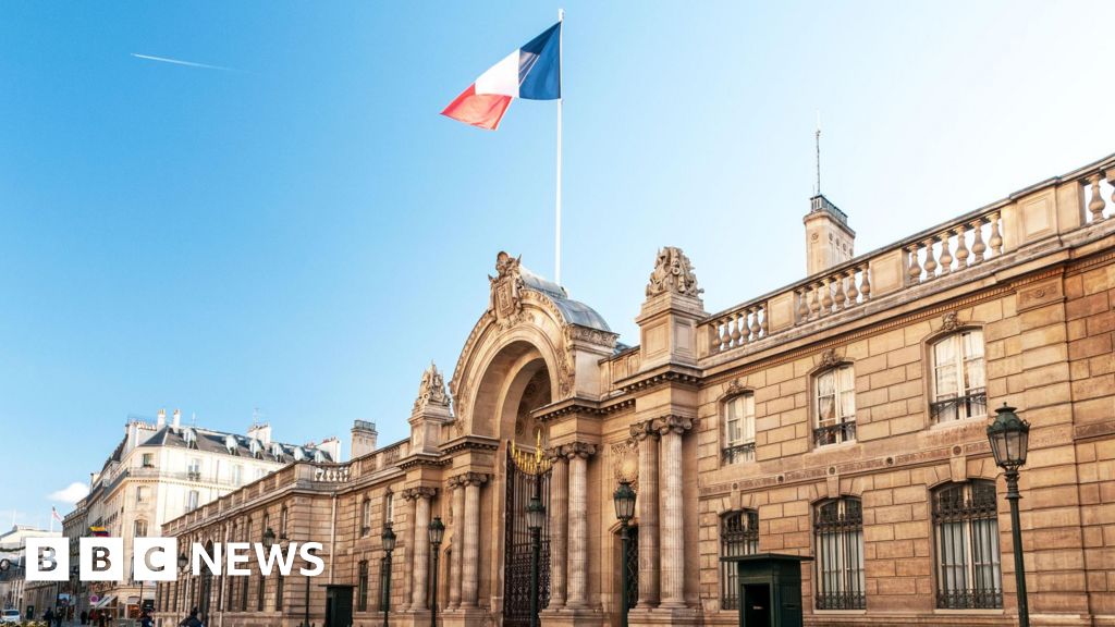 Élysée Palace staff member to stand trial over theft of precious tableware
