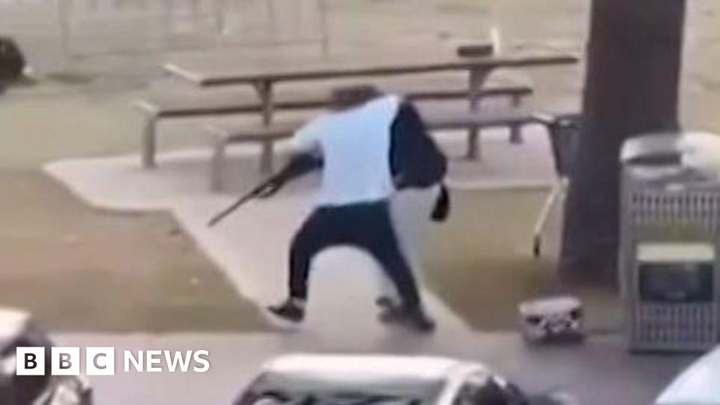 ‘Hero’ who wrestled gun from Bondi shooter named as Ahmed al Ahmed